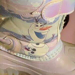 Disney Frozen Kids Snow Boots - Blue and White and they light up.